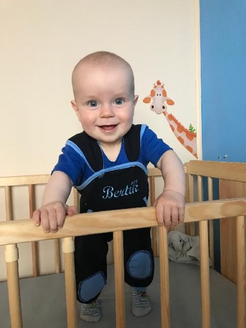 Dětské tepláky se záplatami Dětský svět tmavě modré velikost 92