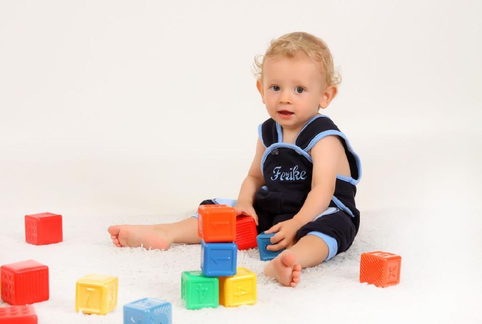 Dětské laclové tepláčky Dětský svět tmavě modré Hubert se záplatami vel.80