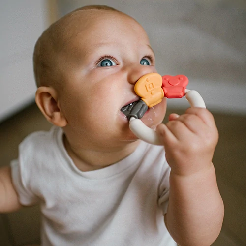 Kojenecké kousátko s chrastítkem BabyOno SHAPES