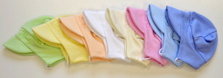 Dětská bavlněná čepička Dětský svět zavazovací s ouškama a kšiltem Baby bílá vel.4