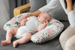 Kojící polštář Dětský svět Hnízdo minky růžové