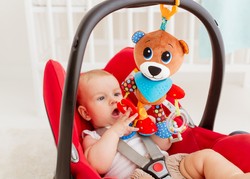 Závěsná hračka do kočárku BALIBAZOO Medvídek Bohouš, hnědý