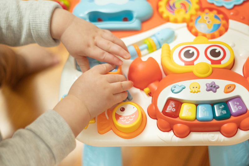 Dětské interaktivní chodítko, stoleček s příslušenstvím 2v1, TOYZ SPARK, šedé