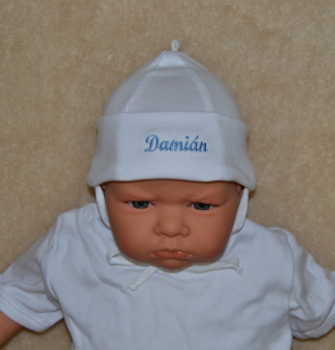 Kojenecká čepička se jménem Dětský svět Kamil, různá jména