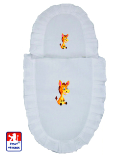 Polštářek s peřinkou do kočárku pro panenky Dětský svět bílé s obrázkem sedící žirafa