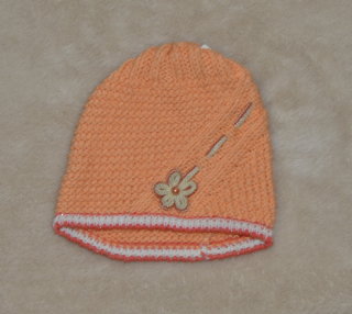 Dívčí pletená čepička, oranžová s květinou Výprodej