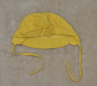 Dětská čepička/klobouček, žlutý s kytkou Výprodej