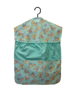 Kapsář na ramínko do školky Dětský svět – medvídek s dráčkem pro kluky 🧸🐉👦