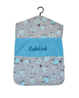 Kapsář na ramínko do školky Dětský svět chlapecký s výšivkou jména
