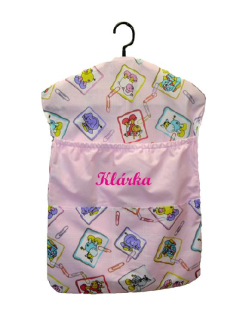 Kapsář na ramínko do školky Dětský svět dívčí s výšivkou jména