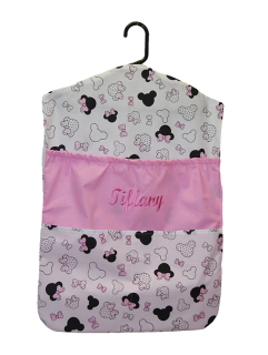 Kapsář na ramínko do školky Dětský svět mouse dívčí s výšivkou jména