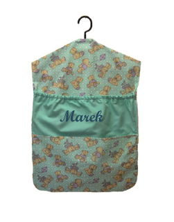 Kapsář na ramínko do školky Dětský svět chlapecký s výšivkou jména