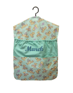 Kapsář na ramínko do školky Dětský svět – medvídek pro kluky se jménem 🧸👦
