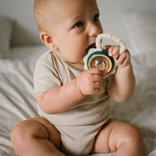 Kojenecké chrastítko s kousátkem BabyOno Flower 3m+