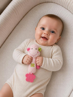 Plyšová růžová ovečka BabyOno s kousátkem a pískátkem – hračka do ruky pro miminka 🐑