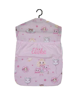 Kapsář do školky na ramínko se jménem Dětský svět – Holčičky s kočičkou 👧🐱🎒