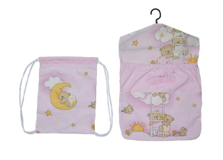 Kapsář na ramínko do školky a pytlík na oblečení a přezůvky pro holky se jménem Dětský svět – růžový medvídek 🧸👧💗